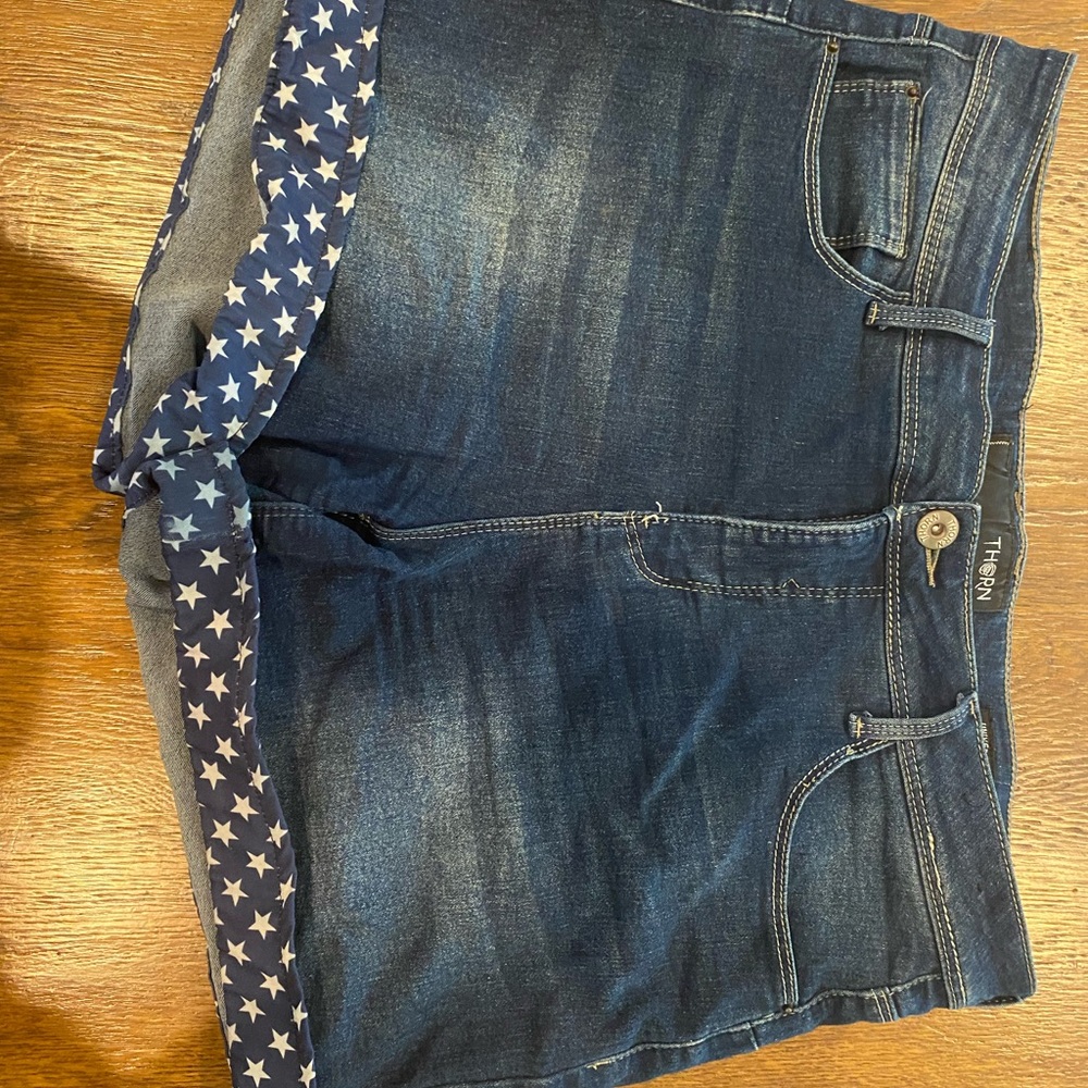 Women’s denim shorts with star cuff